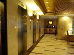 香港ラマダホテルカオルーンロビー階EVホール.JPG